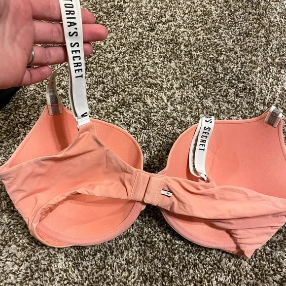 3 Victoria’s Secret 34DD Bras - Picture 3 of 8